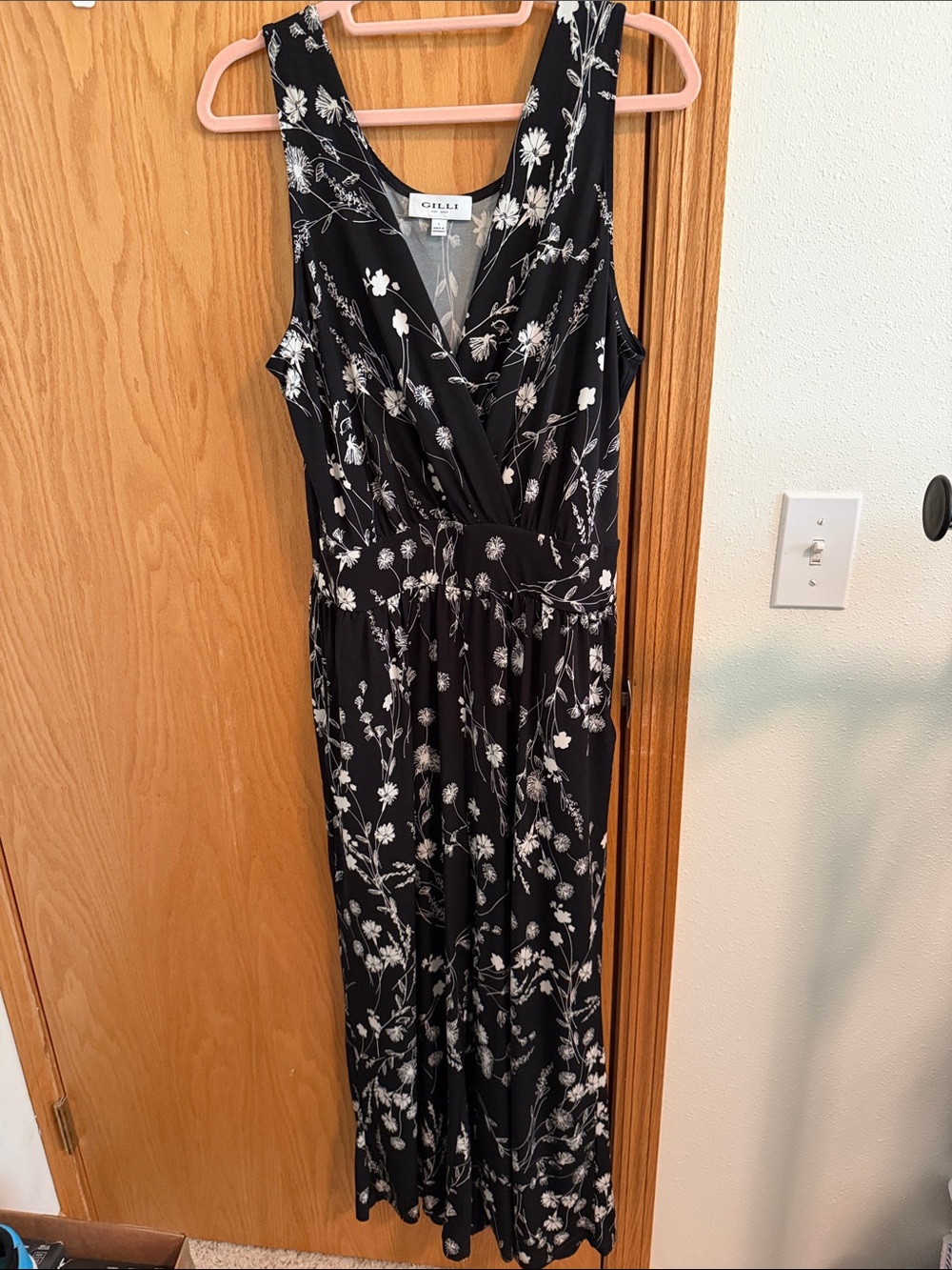 Crop Gilli Black and White Floral Surplice Jumpsuit